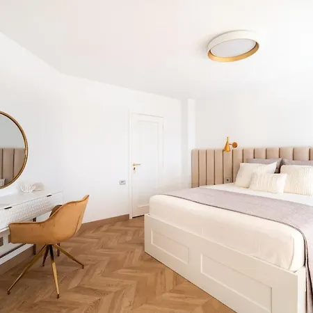 Daire Stunning Front Line Penthouse Sea And Pool *